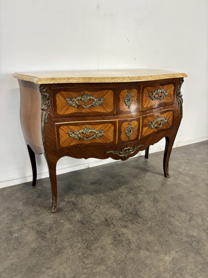 Commode galbée de style Louis XV marquetée estampillée R. Bacchin, dessus de marbre