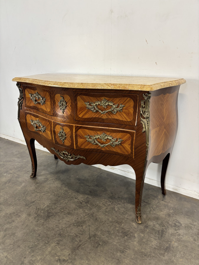Commode galbée de style Louis XV marquetée estampillée R. Bacchin, dessus de marbre