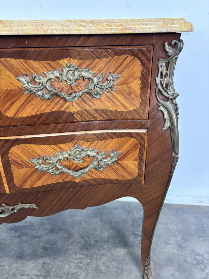 Commode galbée de style Louis XV marquetée estampillée R. Bacchin, dessus de marbre
