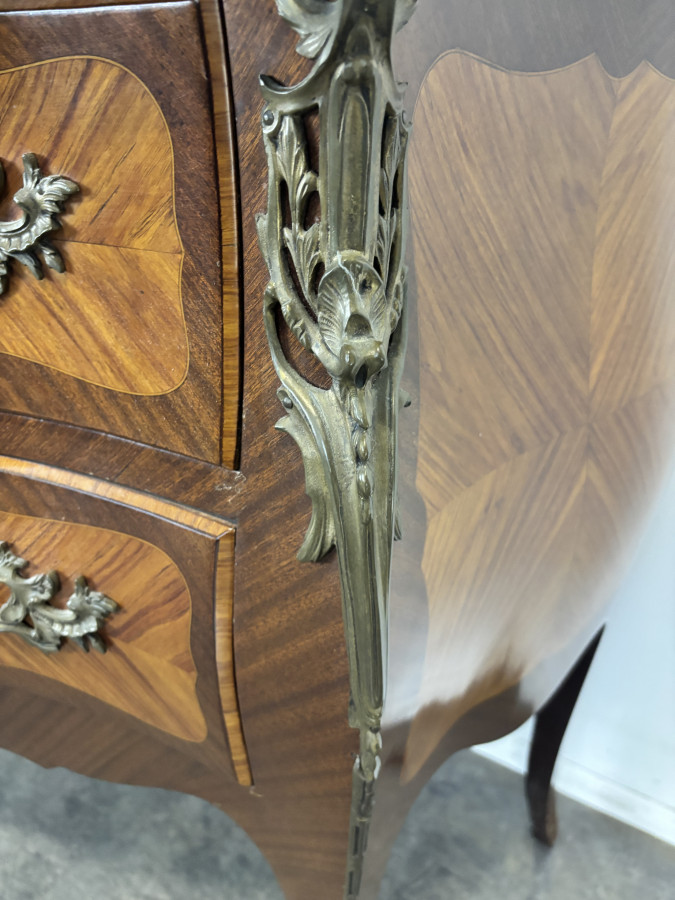 Commode galbée de style Louis XV marquetée estampillée R. Bacchin, dessus de marbre