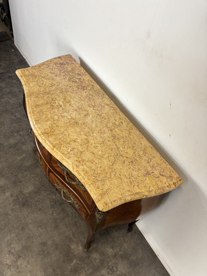 Commode galbée de style Louis XV marquetée estampillée R. Bacchin, dessus de marbre
