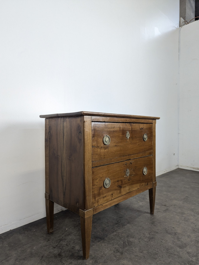 Petite commode de style Directoire en noyer
