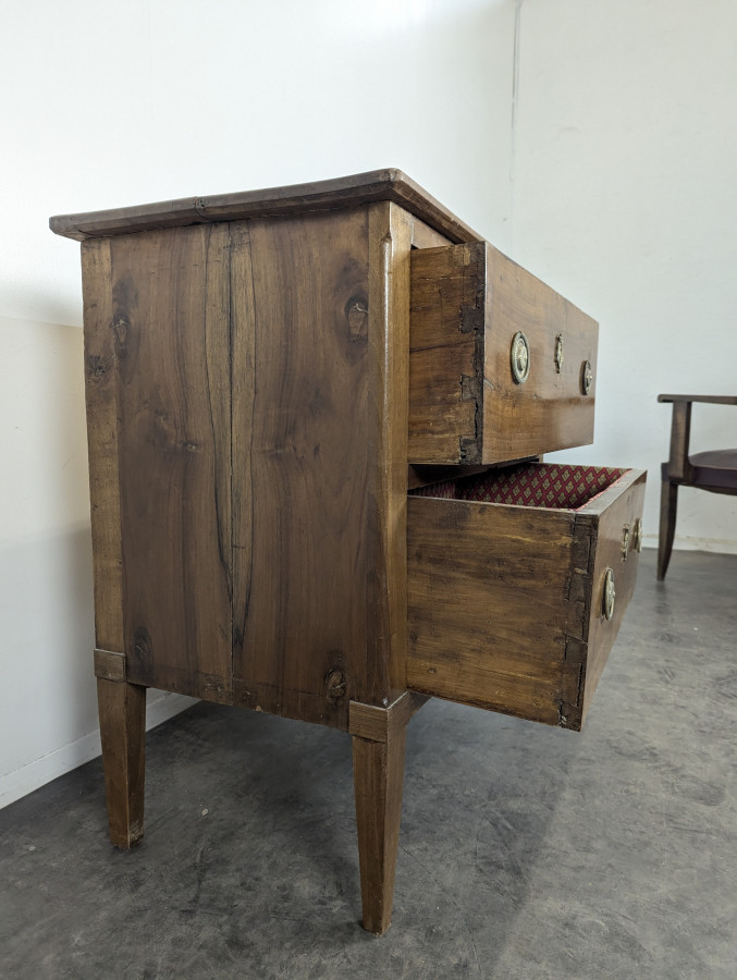 Petite commode de style Directoire en noyer
