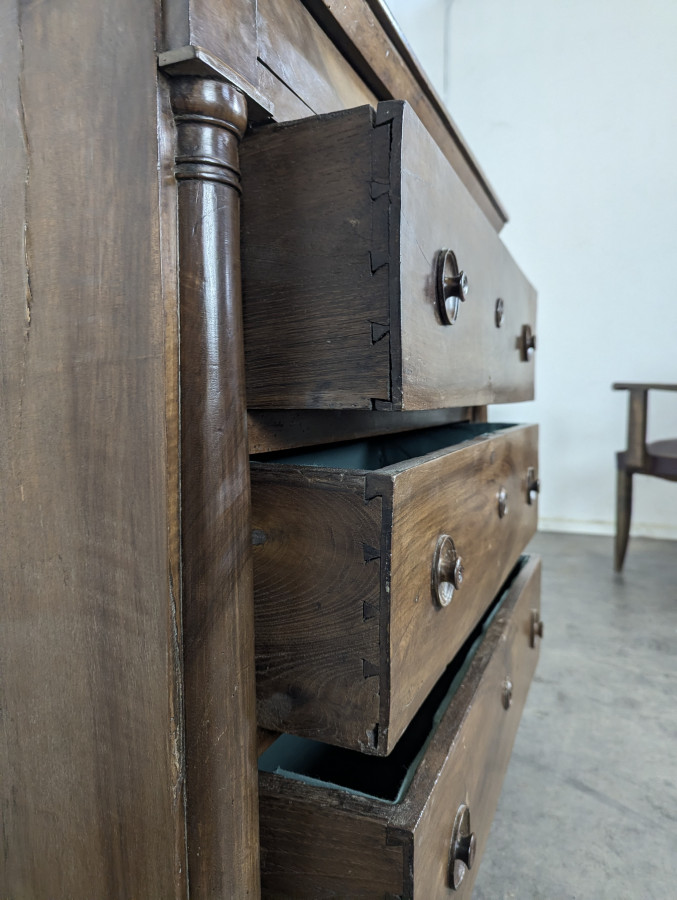 Commode de style Empire en noyer à colonnes détachées