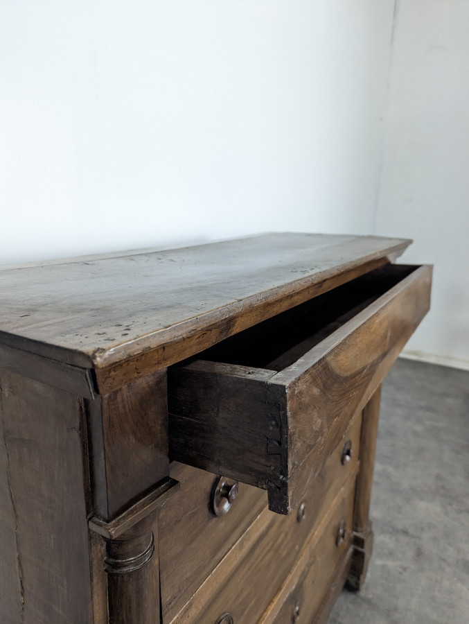 Commode de style Empire en noyer à colonnes détachées