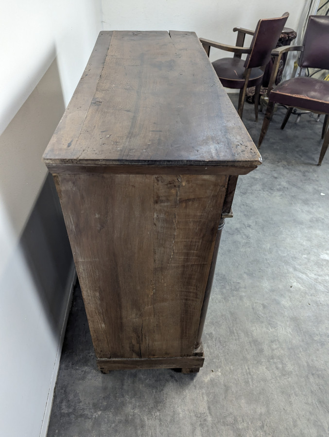 Commode de style Empire en noyer à colonnes détachées