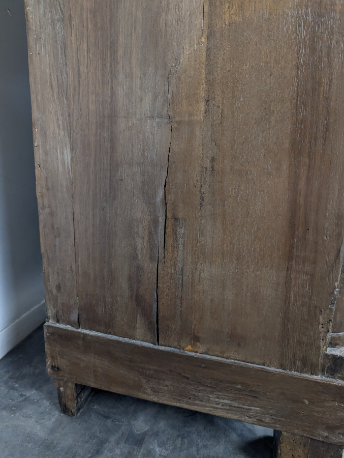 Commode de style Empire en noyer à colonnes détachées