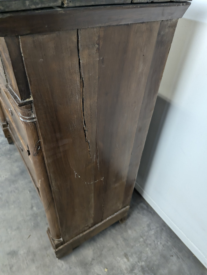 Commode de style Empire en noyer à colonnes détachées