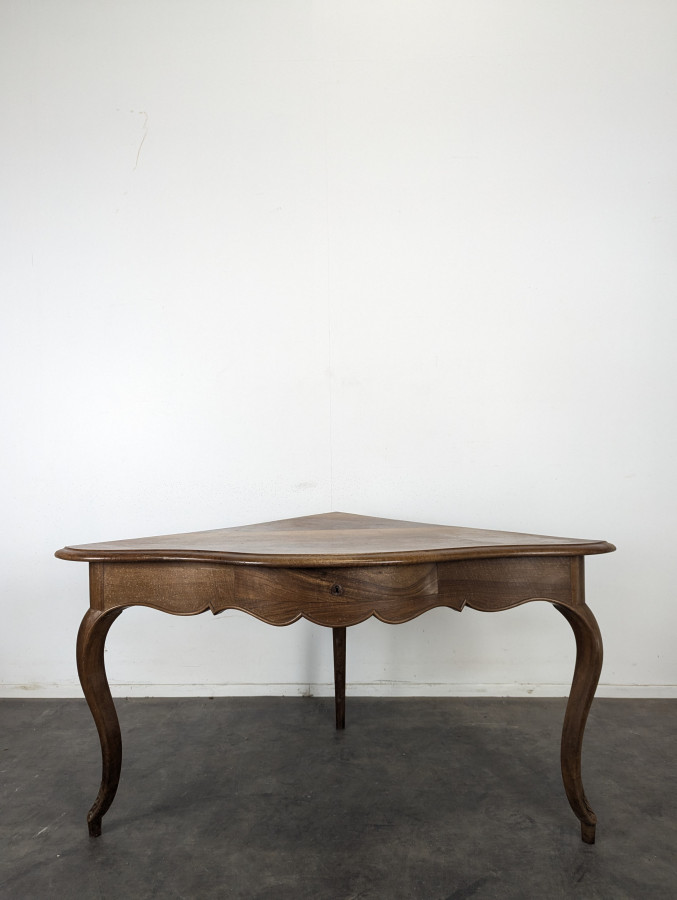 Table d'encoignure Louis XV en noyer à pieds galbés