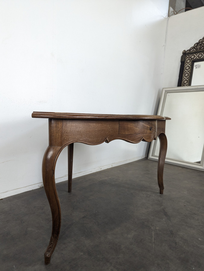 Table d'encoignure Louis XV en noyer à pieds galbés