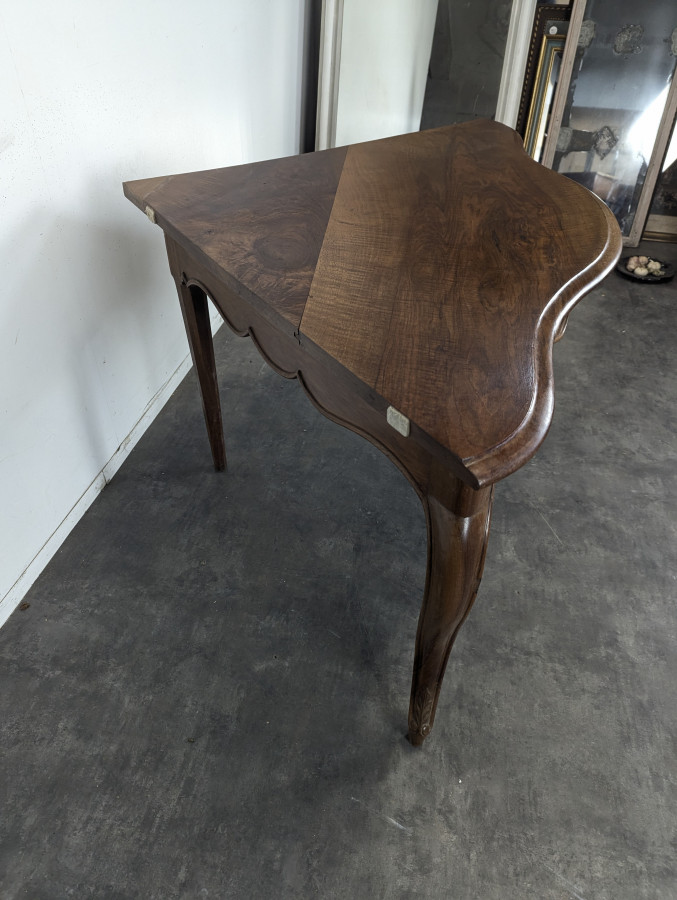 Table d'encoignure Louis XV en noyer à pieds galbés