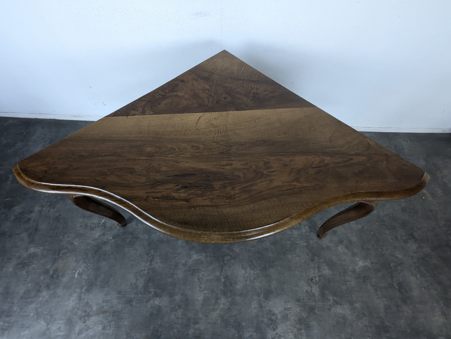 Table d'encoignure Louis XV en noyer à pieds galbés