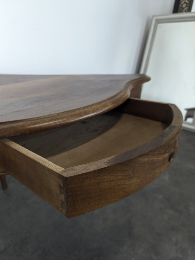 Table d'encoignure Louis XV en noyer à pieds galbés