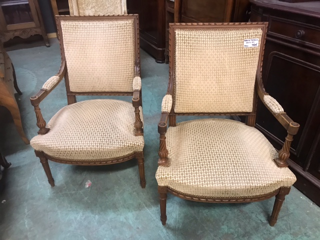 Paire de fauteuils style Louis XVI en noyer