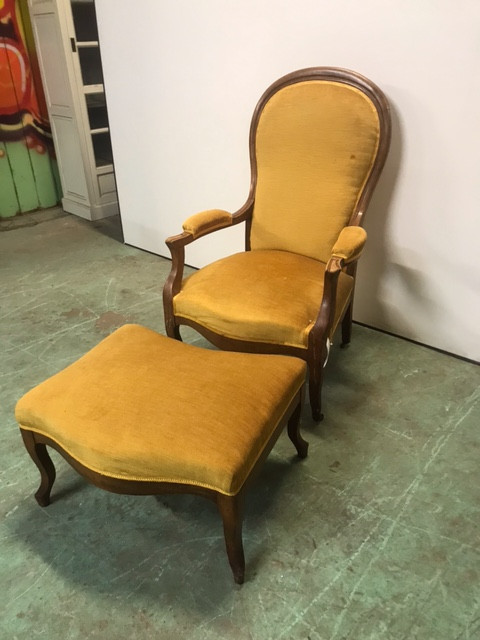 Fauteuil voltaire et repose pied