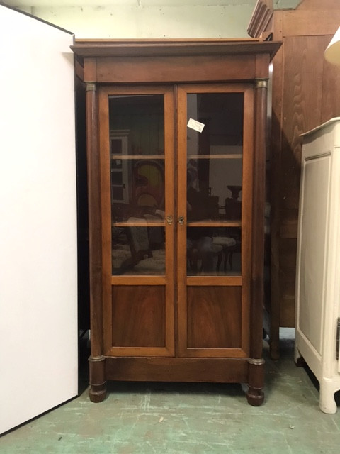 Vitrine Empire à demi colonne en acajou