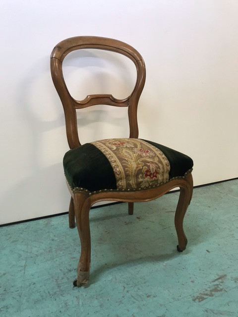 Chaise avec roulettes et tissu motif floral