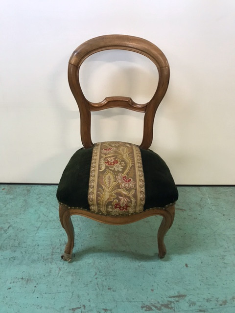 Chaise avec roulettes et tissu motif floral