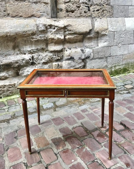 Table-vitrine d’époque Louis XVI