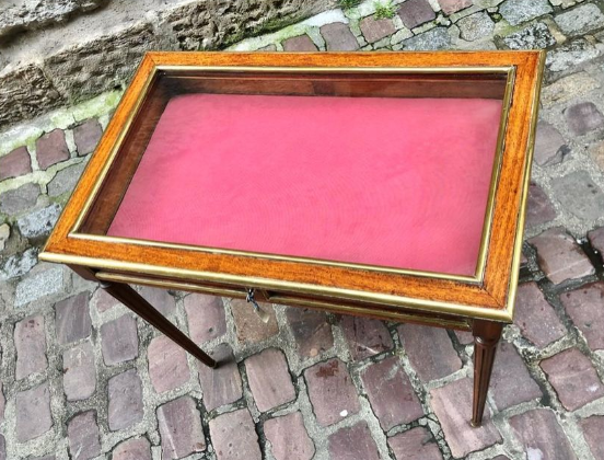 Table-vitrine d’époque Louis XVI