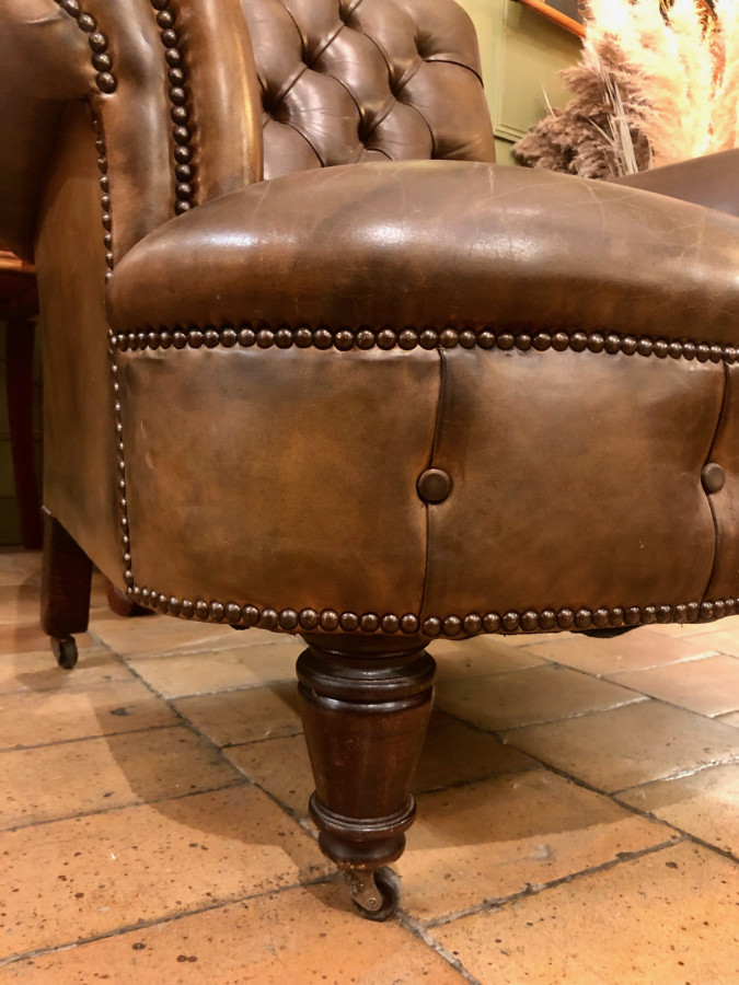 Paire de fauteuils Chesterfields au format Napoleon III en cuir