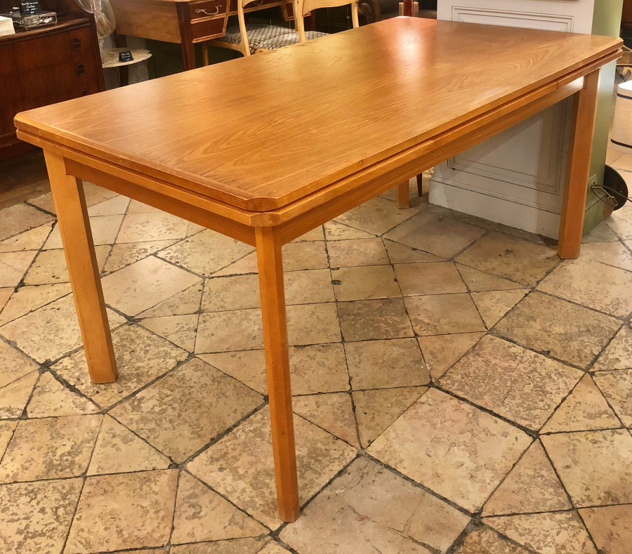 Belle table scandinave avec allonges à l'italienne