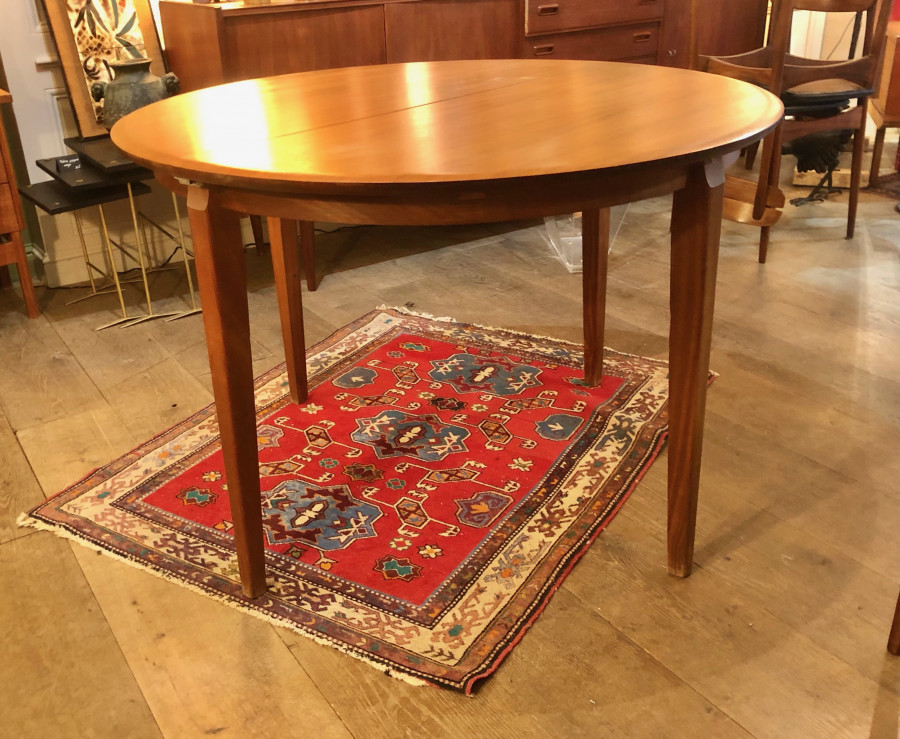 Belle table scandinave à allonge portefeuille