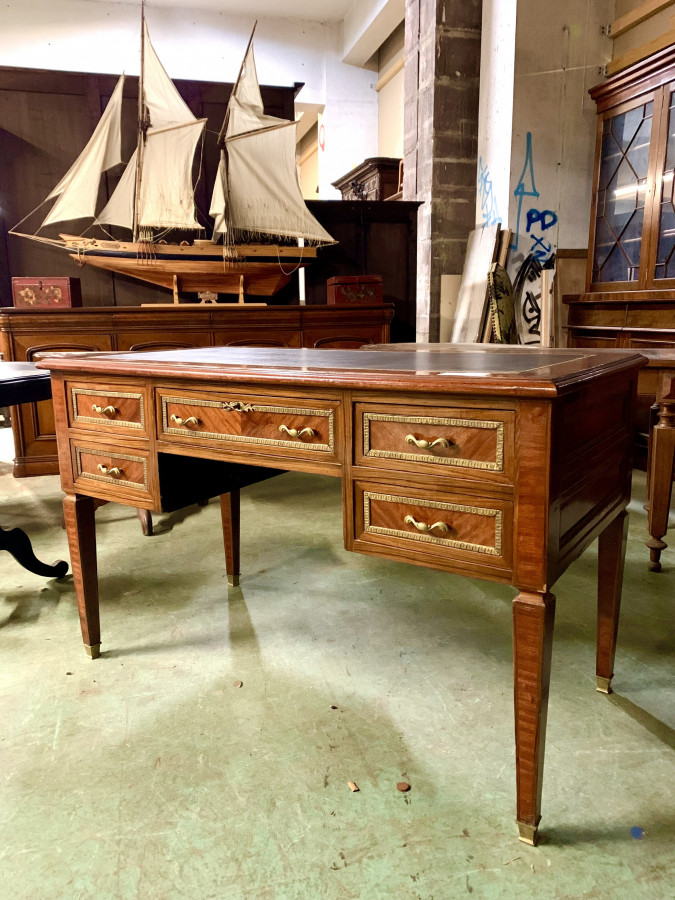 Elégant bureau de style Louis XVI en bois de rose