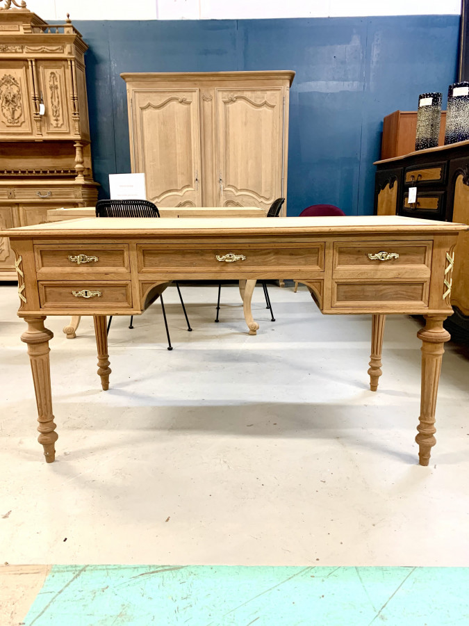 Beau bureau décapé par nos soins