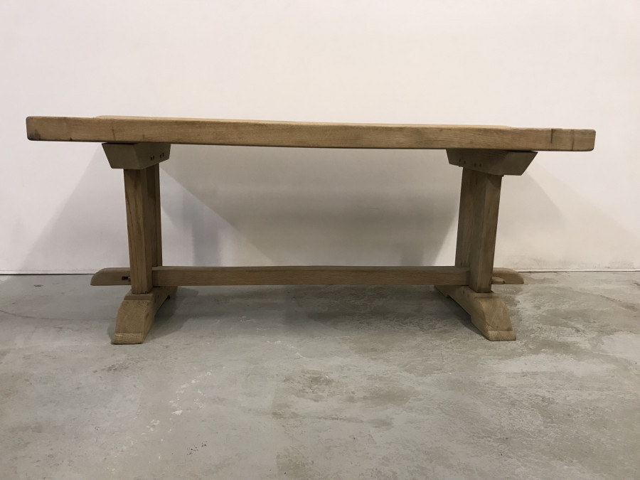 Table basse en forme de table de ferme décapée
