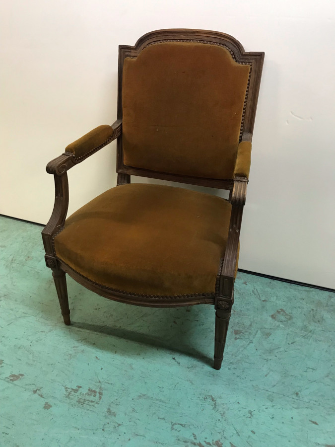 Fauteuil marron Louis XVI