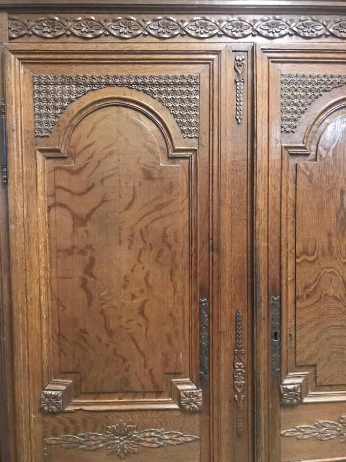 Armoire 2 portes sculptée
