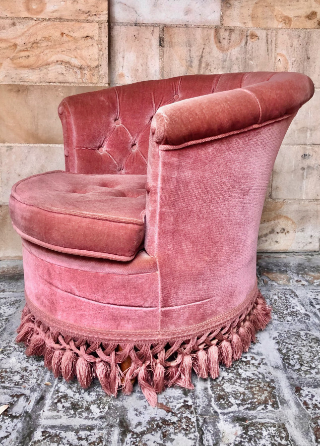 Superbe fauteuil crapaud de couleur rose vieilli