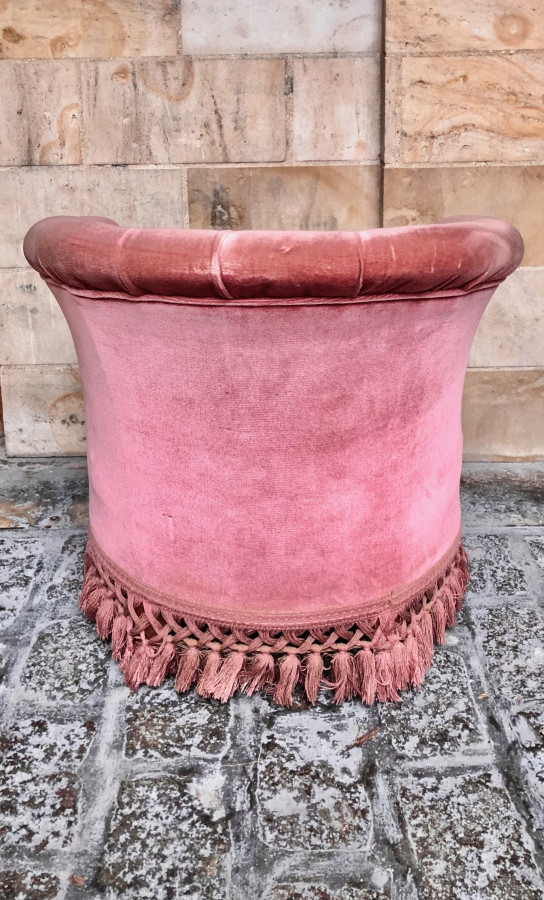Superbe fauteuil crapaud de couleur rose vieilli
