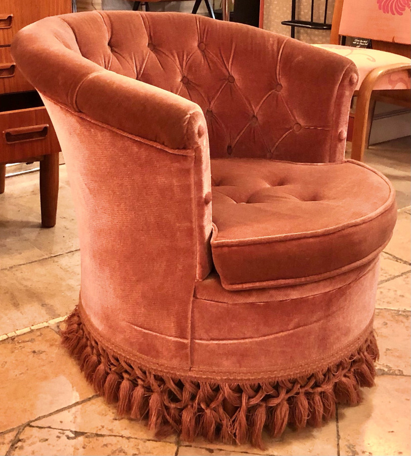Superbe fauteuil crapaud de couleur rose vieilli