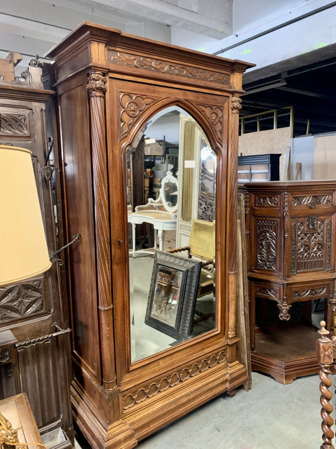 Armoire gothique en noyer avec glace biseauté