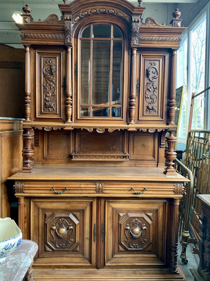 Ravissant buffet Henri II en noyer