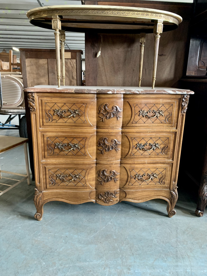 Magnifique commode arbalète en noyer