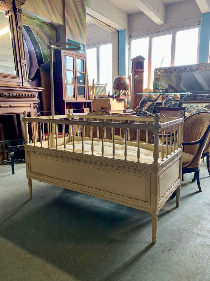 Berceau de style Louis XVI rechampi