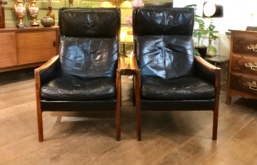 Paire de fauteuils scandinaves, en cuir noir et structure en palissandre