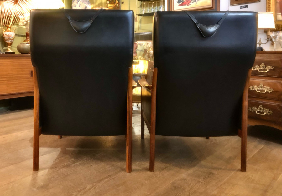 Paire de fauteuils scandinaves, en cuir noir et structure en palissandre