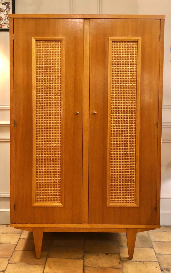 Adorable armoire vintage en teck