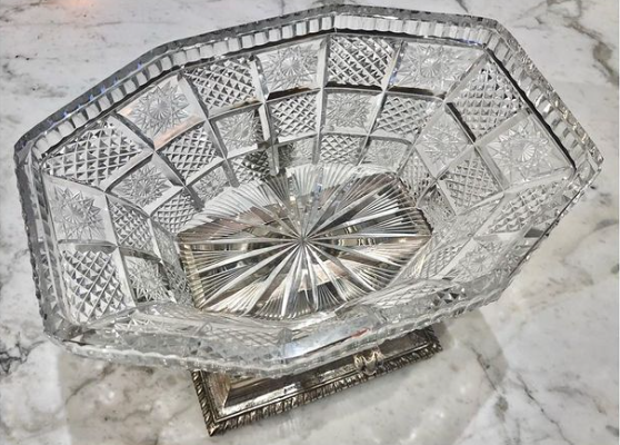 Centre de table en bronze argenté dans le goût de Christofle coupe en cristal