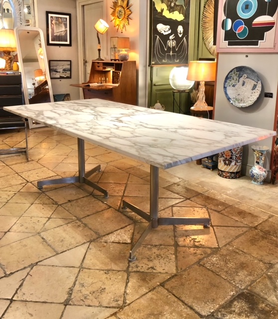 Table en marbre de carrare reposant sur 2 pieds tecno