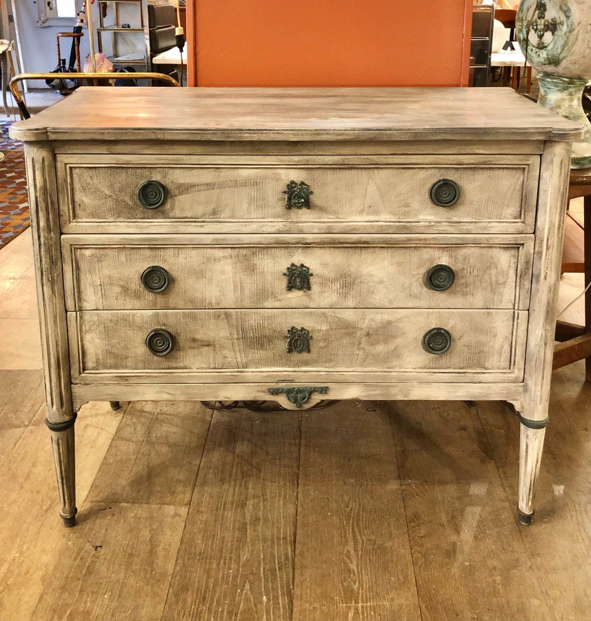 Commode patinée Louis XVI