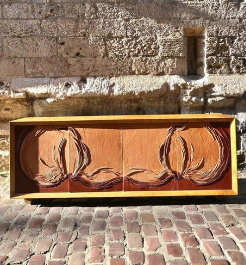 Enfilade en loupe d’orme et reliefs de cuir