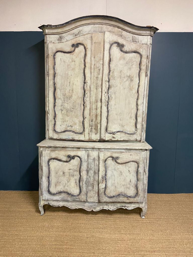 Buffet Style Louis XV avec une patine antique
