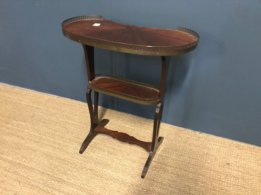 Table rognon à galerie en acajou