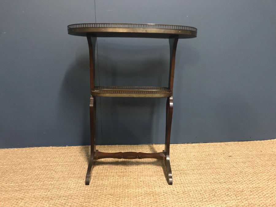 Table rognon à galerie en acajou