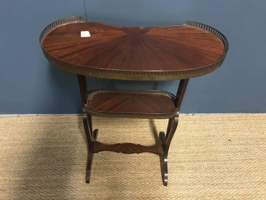 Table rognon à galerie en acajou